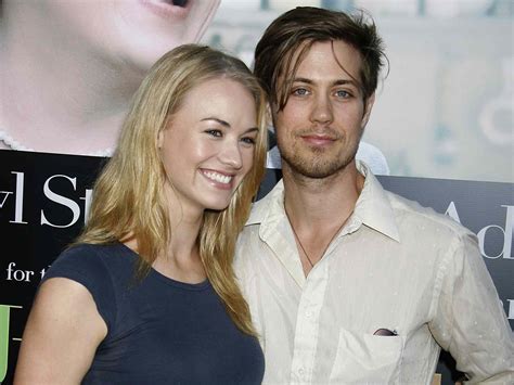 Yvonne strahovski wedding | Beachweddingtips.com
