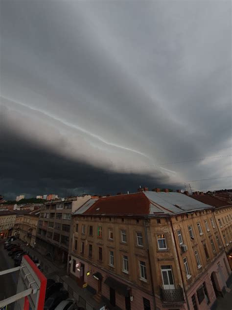 Jiri Jicha on Twitter Lvovem se dnes prohnala prudká bouře a vichřice