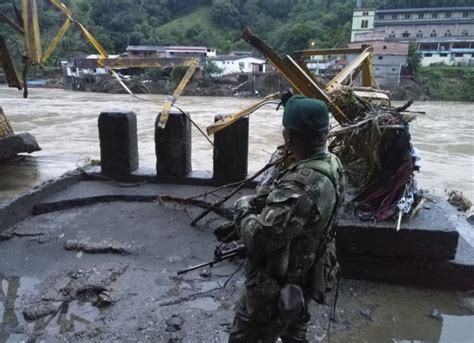 El R O Cauca Tumb Puente Peatonal En Puerto Valdivia