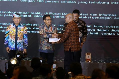 Berkat Komitmen Dorong Transformasi Digital Sutiaji Terima Penghargaan