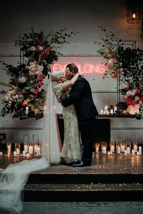 É trend Veja como incluir o letreiro neon na decoração no casamento