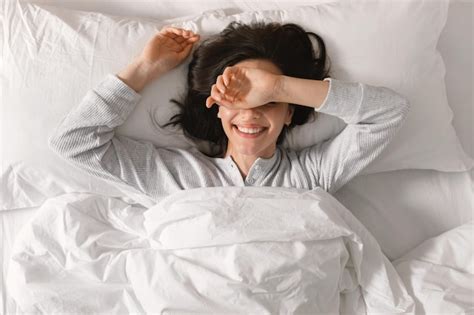 Feliz Sorridente Jovem Europeia Dormindo Na Cama Branca Acordando