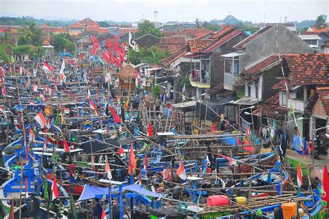 Nelayan Libur Melaut Akibat Gelombang Tinggi