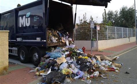 Rescatan a un joven del interior de un camión de basura en Murcia La