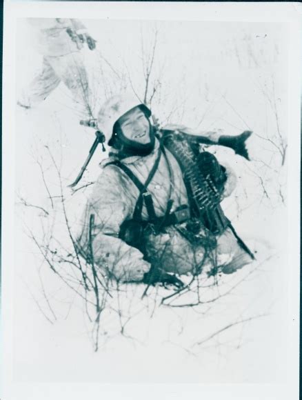 Foto Wehrmacht Ostfront Schütze in hohem Schnee 1943 akpool de