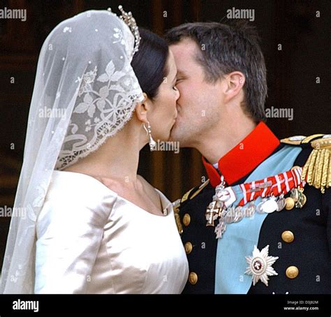 (dpa) - Danish crown prince Frederik (R) and his wife Mary Donaldson ...