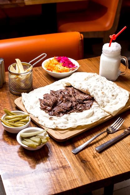 Doner Kebab De Cordero En Pan Plano Servido Con Encurtidos Y Papas