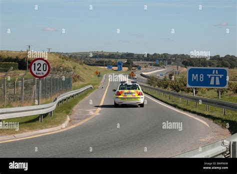 Polizeiauto autobahn m8 Fotos und Bildmaterial in hoher Auflösung Alamy