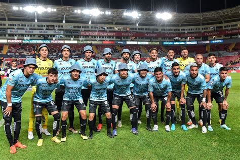 Doble Homenaje El Necaxa Salt A La Cancha Con El Jersey Y Gorros De