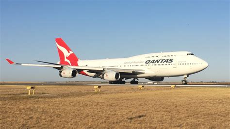 qantas  arriving  avalon airport victoria   part