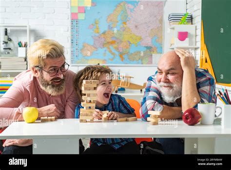 Grangfather Padre E Hijo Jugando Al Juego De Jenga En Casa Feliz