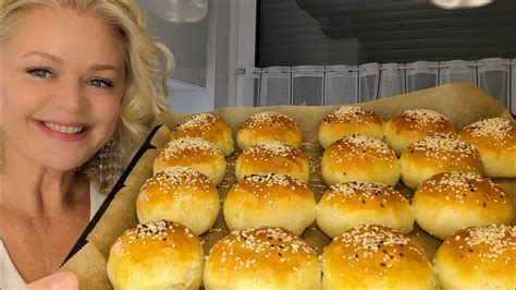 Luftige gefüllte Brötchen mit Käse und Petersilie Türkische Pogaca so