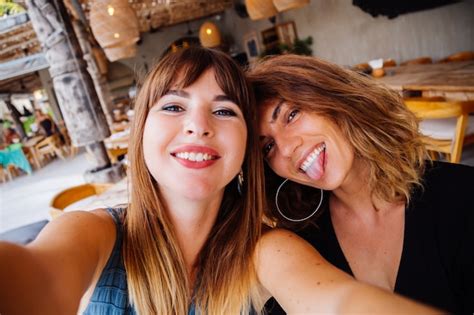 Deux Amis De Femme De Race Blanche Européenne Avec Maquillage Naturel