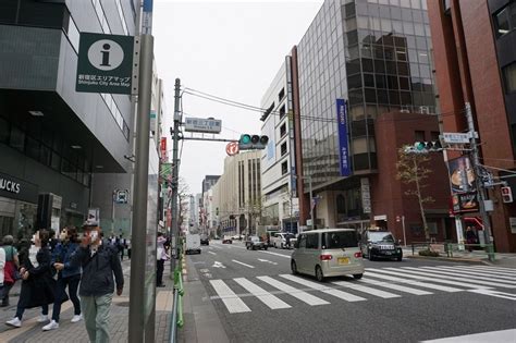 20230414 新宿三丁目・新宿散歩 新宿三丁目駅新宿大通り商店街東京府立第六中学校跡・旭橋の石柱と石樋雷電稲荷神社天龍寺新宿