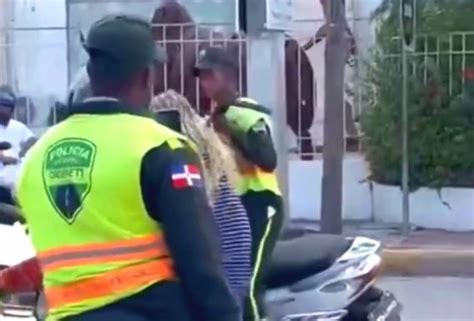 Mujer Se Enfrenta Con Agentes De La Digesett En Punta Cana Noticias