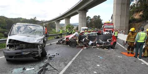 Tres jóvenes mueren en Caldas al chocar su coche y una furgoneta