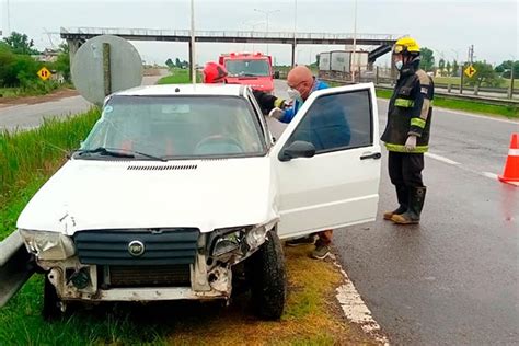 Un Auto Habr A Sido Embestido Por Un Cami N Que Dej Dos Personas