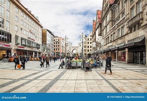 Calle Principal De Munich Con Sus Tiendas Y Restaurantes Fotografía