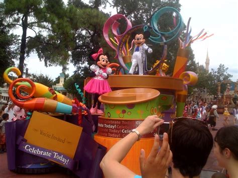 Parade and Show Viewing Etiquette at Walt Disney World - yourfirstvisit.net