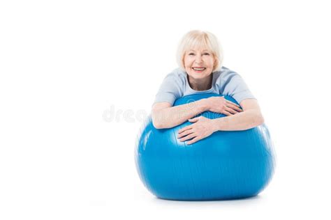 Sportive Supérieure S asseyant Sur La Boule De Forme Physique Avec Le