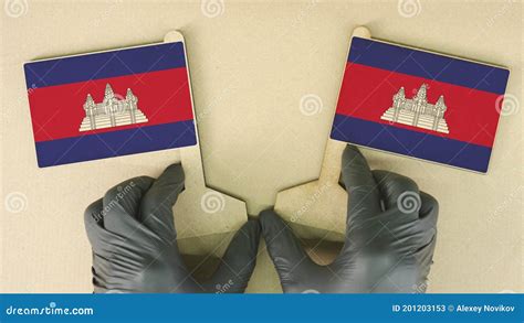 Флаги Камбоджи сделали из переработанного бумаги, картона, на столе ...