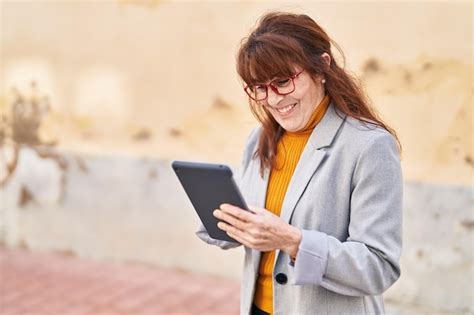 Ejecutiva De Negocios De Mujer De Mediana Edad Usando Touchpad En La