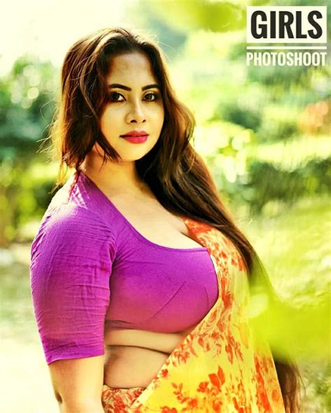 Completely Nude Big Breasted Desi MILF Wearing Just Her Mangalsutra And Showing Her Huge Boobs