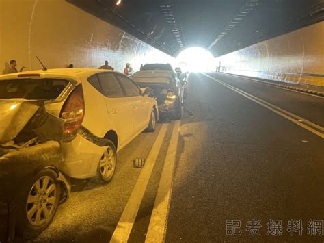 國3蘭潭隧道連環車禍3人受傷！ 大貨車傳動軸掉落釀5車連環撞