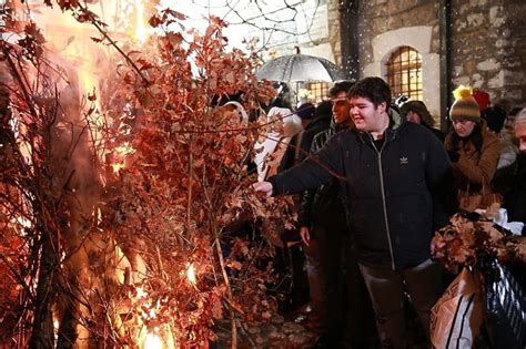 Pravoslavci Obilje Avaju Badnji Dan U Ku U Se Unosi Badnjak Kao Simbol