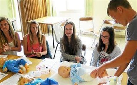 Jeunes Formation Au Baby Sitting Le T L Gramme