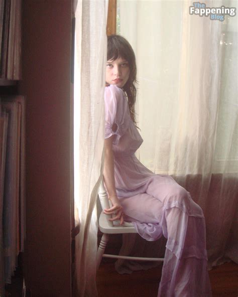 Sophie Thatcher Flashes Her Nude Tits In A New Shoot By Emma Thatcher Photos The Fappening