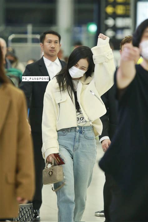 Central Kim Jisoo On Twitter Uma F No Aeroporto Internacional De