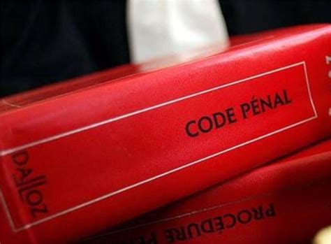 Ille Et Vilaine Il Fait Chanter Son Ex Petite Amie Avec Un Revenge Porn