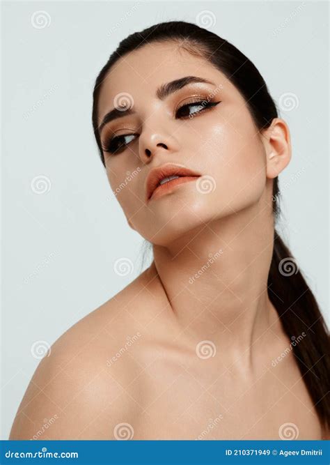 Brunette With Evening Makeup Naked Shoulders Hairstyle Cropped View Stock Image Image Of
