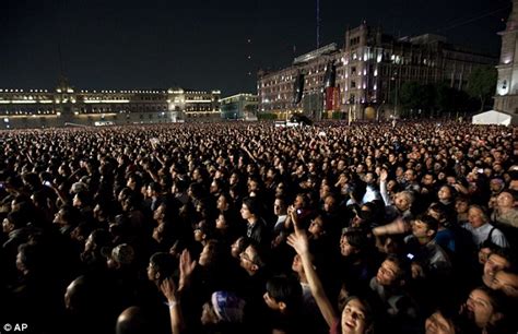 Paul Mccartney Commands Crowd Of 90 000 As He Performs Epic Three Hour