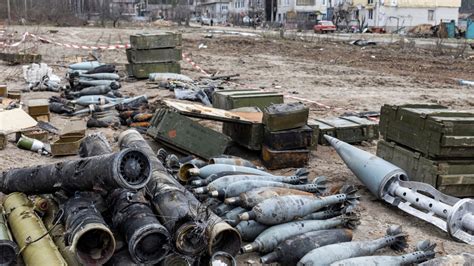 Розвідка Британії про дефіцит боєприпасів у РФ: використовують старі ...
