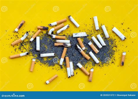 Cigarros Cinzeiro De Fundo Amarelo Foto De Stock Imagem De Fundo