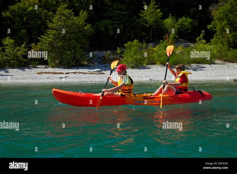 Kinder Im Kajak Sunshine Bay Lake Wakatipu Queenstown Otago