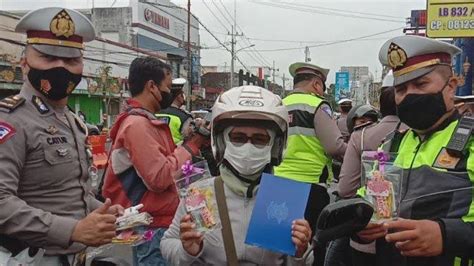 Satlantas Polresta Malang Kota Bagikan Souvenir Untuk Pengguna Jalan