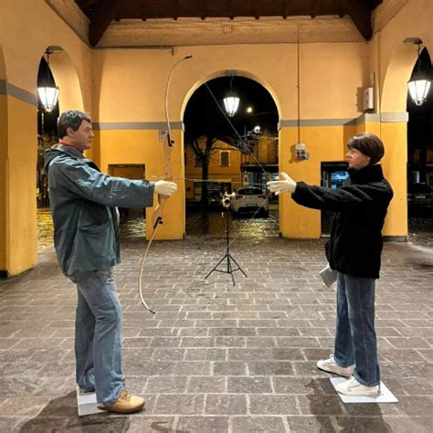 Strage Di Erba Vicino Alla Casa Dell Eccidio Appaiono Le Statue Di