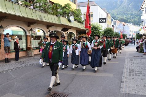 Jahre Stadt Landeck Festumzug Mit Vereinen Und