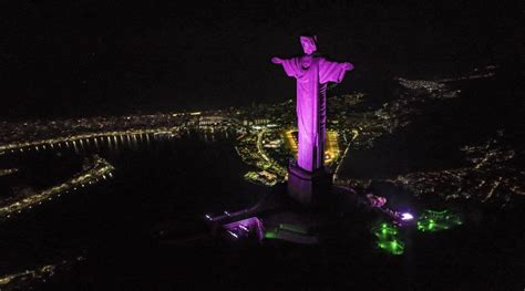 Cristo Redentor Iluminado Na Cor Rosa Em Maio Para Alertar Sobre A