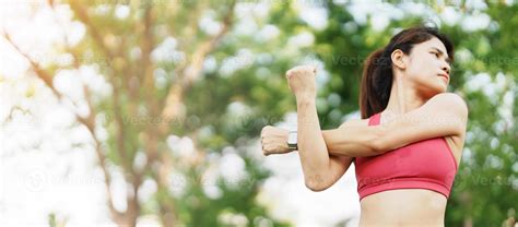 joven adulto hembra en rosado ropa de deporte extensión músculo en el