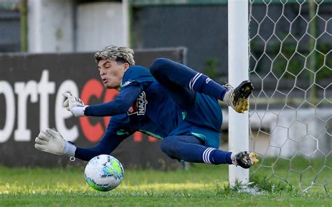 Flamengo acerta renovação de João Fernando novo contrato do goleiro