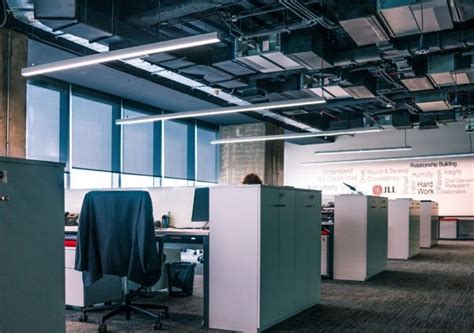 An Office With Cubicles And Desks In It