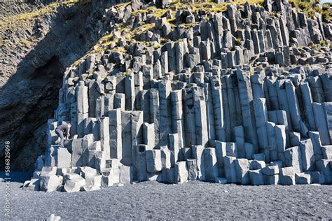 Island - Reynisfjara Beach, Hálsanefshellir Cave, Gesteinsformation ...