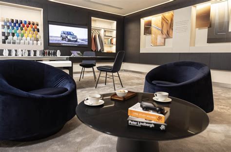 Luxurious New Stratstone Land Rover Mayfair Showroom Gives Glimpse Of