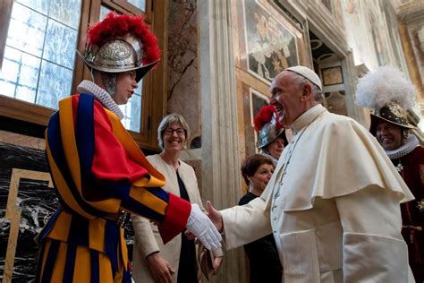 Vaticano Papa recebeu novos elementos da Guarda Suíça que vão prestar