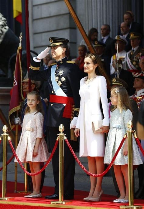 LOS REYES PRESIDEN SU PRIMER DESFILE España Álbum Atlántico Diario