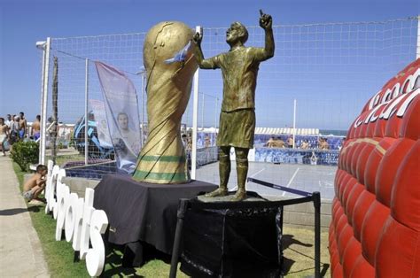 Inauguraron la primera estatua de Messi como campeón del mundo